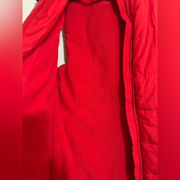 Amazon Essentials Women's Mid-Weight Puffer Vest. Excellent use condition - Picture 6 of 11